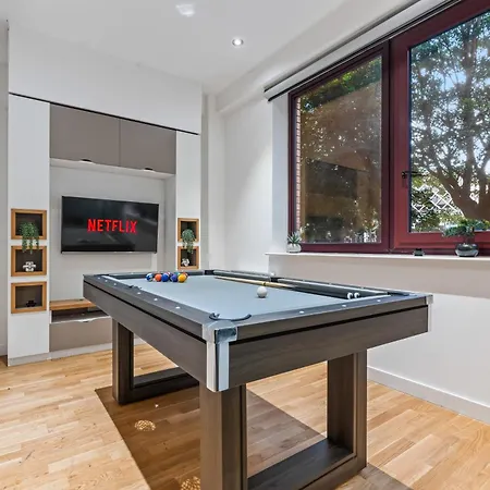 Centre Luxe With Pool Table & Table Tennis Apartmán