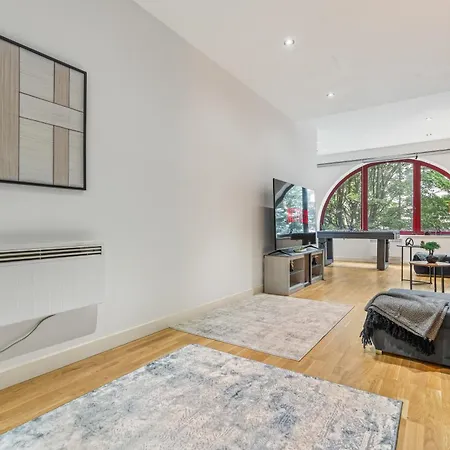 Centre Luxe With Pool Table & Table Tennis * Leeds (West Yorkshire)