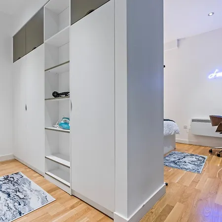 Centre Luxe With Pool Table & Table Tennis Leeds (West Yorkshire)