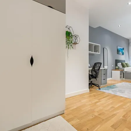 Centre Luxe With Pool Table & Table Tennis Leeds (West Yorkshire)