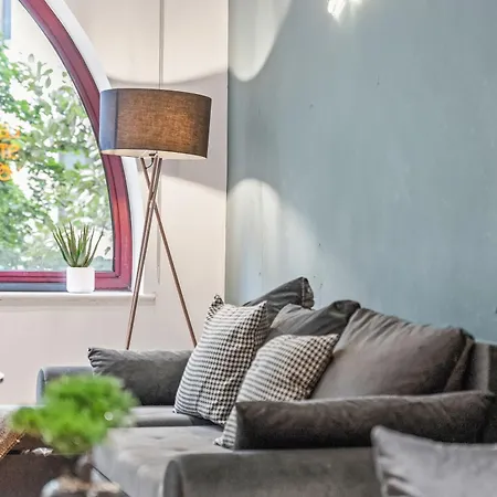 Centre Luxe With Pool Table & Table Tennis * Leeds (West Yorkshire)
