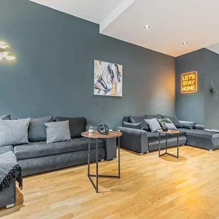 Centre Luxe With Pool Table & Table Tennis Leeds (West Yorkshire)