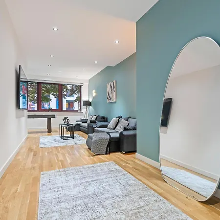 Centre Luxe With Pool Table & Table Tennis * Leeds (West Yorkshire)